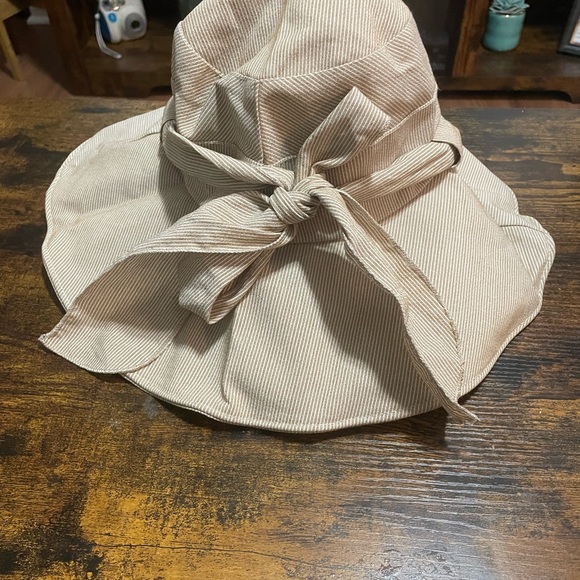 Adjustable beach hat - Picture 2 of 2